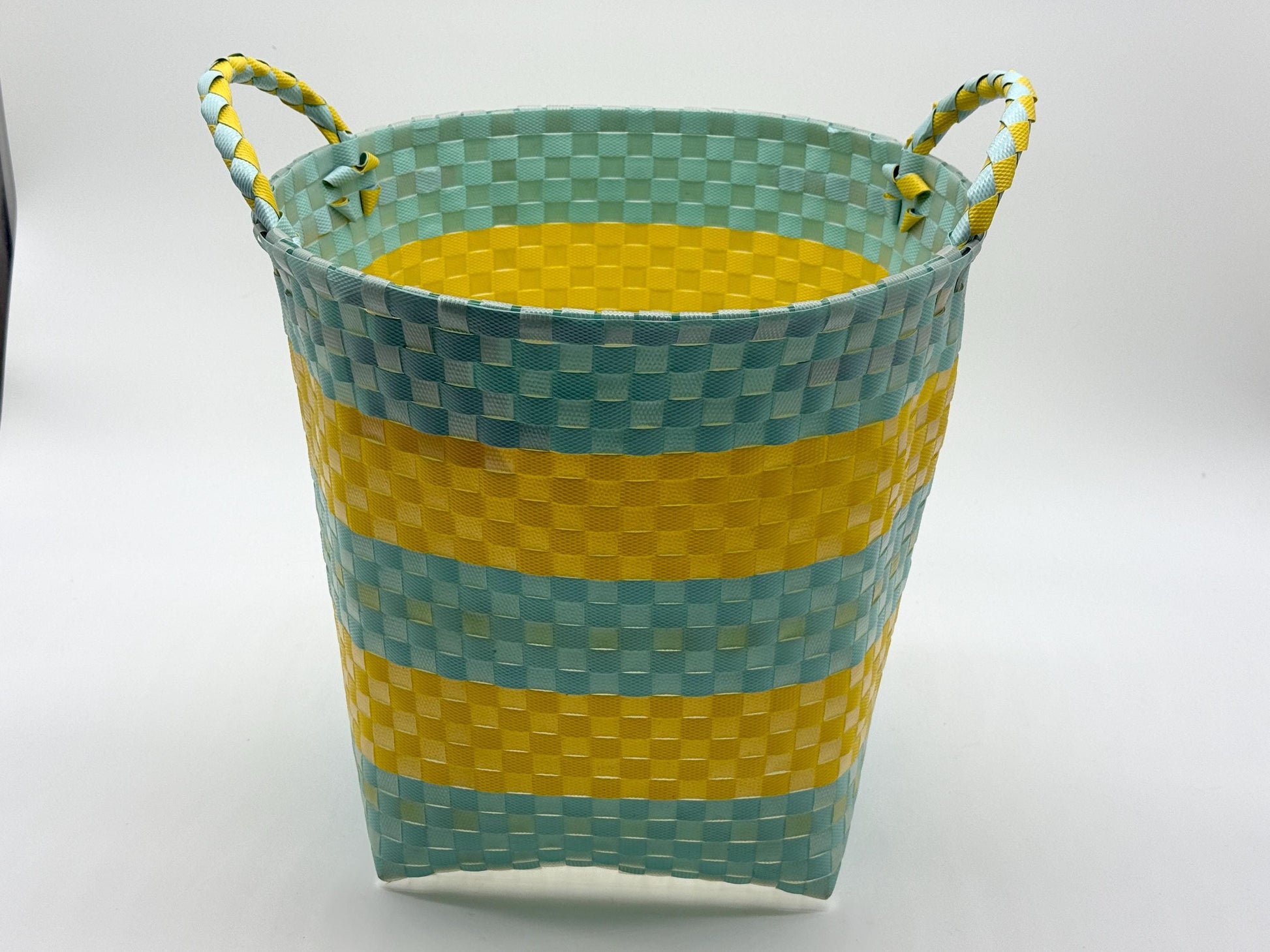 Round Woven Plastic Basket with Handles, Handmade Laundry Hamper, Multi Color Storage Bin for Toys Blankets Bathroom