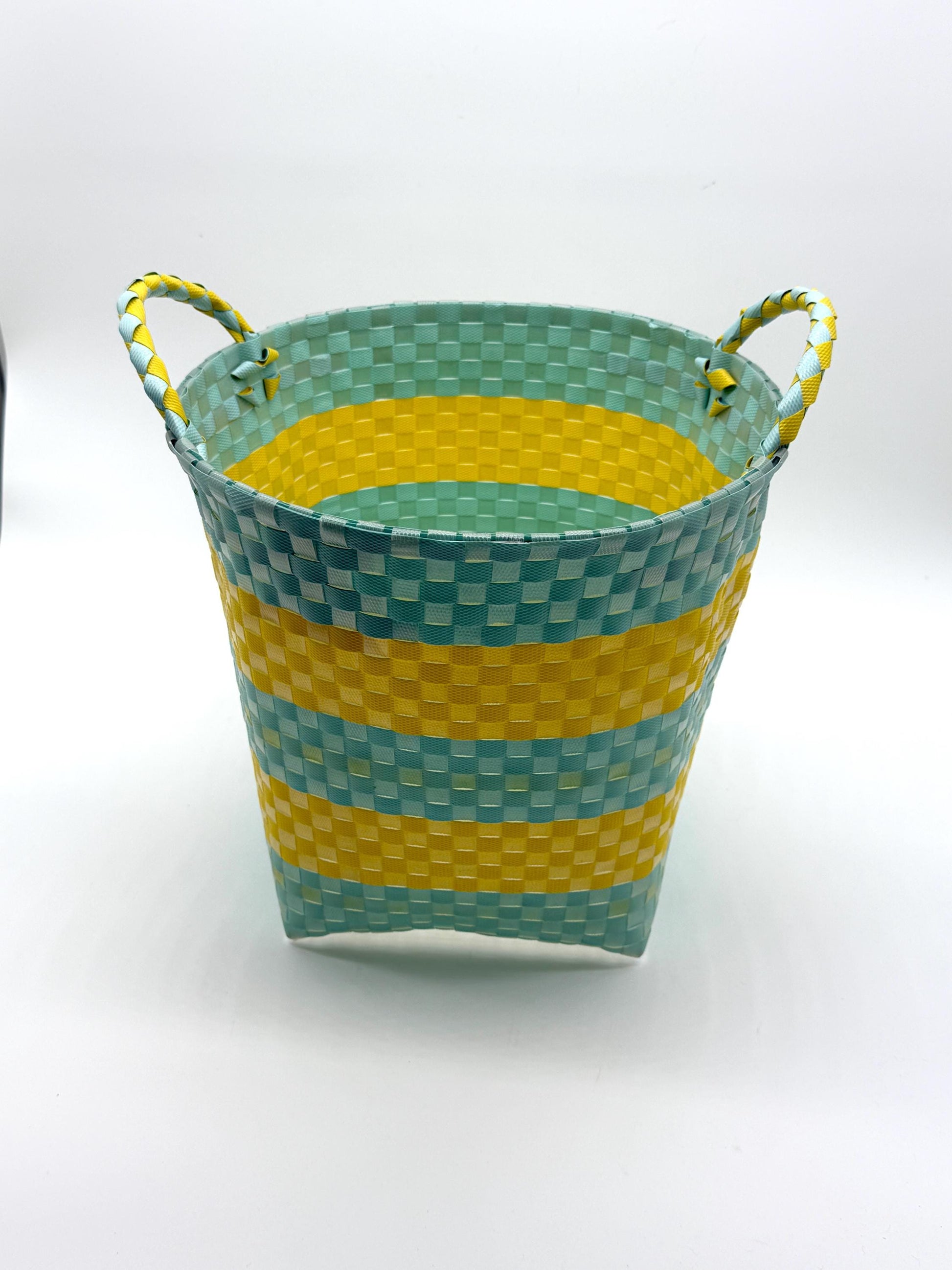 Round Woven Plastic Basket with Handles, Handmade Laundry Hamper, Multi Color Storage Bin for Toys Blankets Bathroom