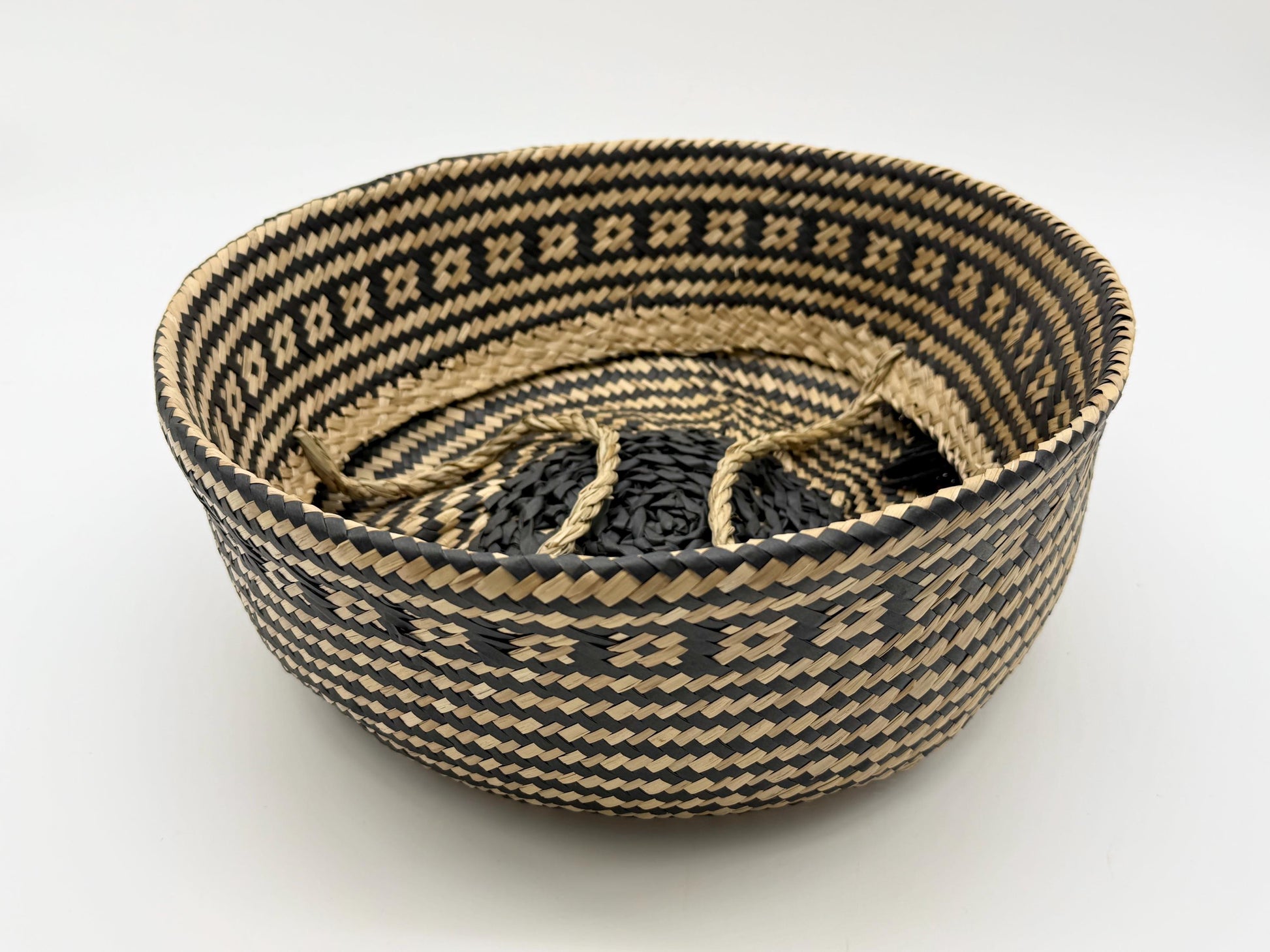 Boho Seagrass Storage Basket with Black Geometric Pattern, Foldable Woven Basket with Tassel, 13.8 Inch Basket